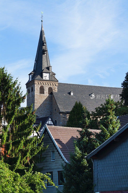 Essen Kettwig历史中心的房屋和老教堂